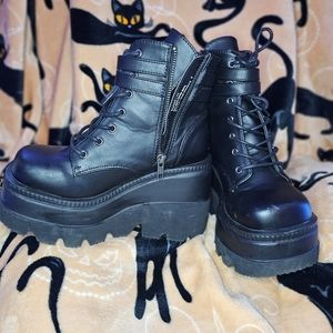 Demonia Shaker-52 W7 Black